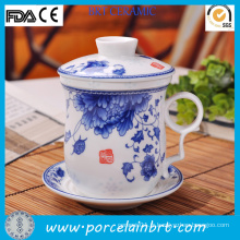 Tasse de thé chinoise chinoise et bleue avec filtre en céramique